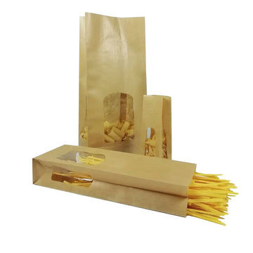 Vari sacchetti di carta color avana con finestra pieni di pasta, diversi formati